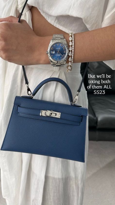 #hermes #blue Blue Purse Outfit, Hermes Blue, Luxury Bags Collection, Luxury Clutch, Girly Bags, Fancy Bags, Classy Jewelry, Vintage Purses, Pretty Bags