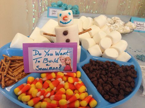 Snowman building station for a Frozen party Schnee Party, Frozen Theme Birthday, Winter Wonderland-party, Frozen 3rd Birthday, Sleepover Party Games, Elsa Birthday Party, Frozen Cupcakes, Frozen Bday Party, Snow Party