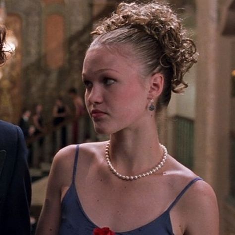 Pretty Hairstyles For Homecoming, 90s Prom Hairstyles, Katarina Stratford, 90s Hairstyles Curly Hair, Aesthetic Trinkets, Kat Stratford, Portrait References, 10 Things I Hate About You, Formal Hair