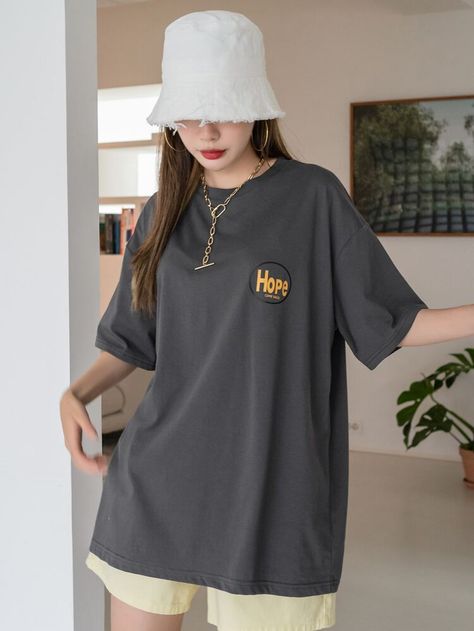 Oversized Outfit Summer, Oversized Summer Outfit, Oversized Outfit Ideas, Gray Shirt Outfit, Oversized Tee Outfit, Graphic Tshirt Outfit, Casual Tshirt Outfit, Oversized Shirt Outfit, Oversize Tshirt Outfits