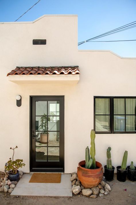 How a Spanish bungalow in L.A. went from sad to sexy (Hint: There's an ADU rental) Spanish Villa Home Exterior, Spanish Style Home Exterior, Ideas Terraza, Yard Remodel, Spanish Bungalow, Passive Cooling, Mexico House, Open Living Area, South Pasadena