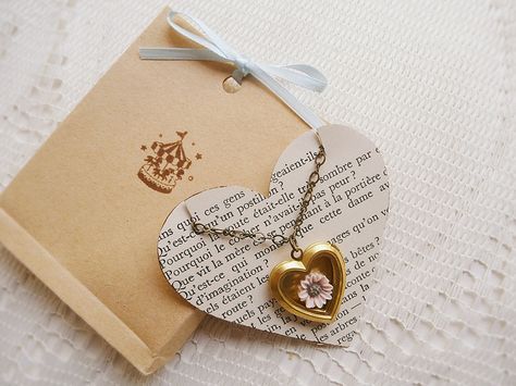 Recycling books and paper into jewelry packaging: Love the lettering behind the pendant necklace. #tag #jewellery Jewelry Packaging Diy, Necklace Packaging, Packaging Ideas Business, Craft Fair Displays, Craft Display, Craft Show Displays, Jewelry Tags, Paper Jewelry, Packaging Ideas