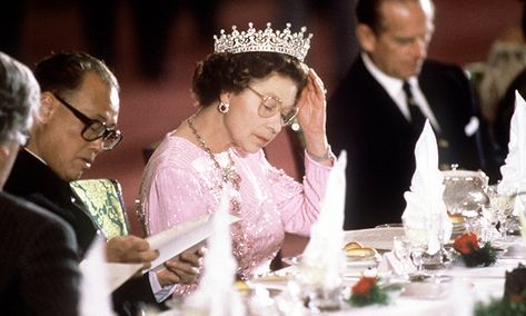 We've often wondered how Her Majesty the Queen requests her meals of choice at home in... Ratu Elizabeth, Vévodkyně Kate, Rainha Elizabeth Ii, Reine Elizabeth Ii, English Royalty, Princes Diana, Elisabeth Ii, Reina Isabel Ii, Sarah Ferguson