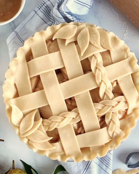 Salted Caramel Pie Recipe, Fall Apple Pie, Pie Lattice, Caramel Pie Recipe, Salted Caramel Pie, Fancy Pie Crust, Apple Pie Lattice, Pie Crust Art, Decorative Pie Crust