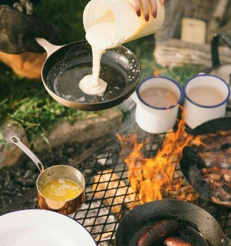 The best #campfire #recipes for your next summer getaway. Campfire Breakfast, Camper Vintage, Zelt Camping, Camping Hacks Food, Camping Desserts, Campfire Food, Campfire Cooking, Open Fire, Camp Cooking