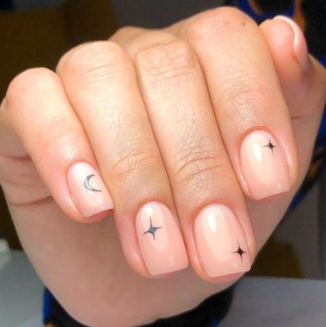 Moon and star minimalist nails. Chic Minimalist Nails, Star Minimalist, Pretty Short Nails, Star Nail Designs, Moon Manicure, Minimal Nails Art, Natural Nail Art, Natural Nail Designs, Star Nail Art