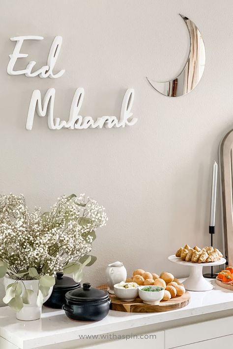 Room decorated with Eid decorations including Eid signs and Luna board. Eid Celebration Ideas, Ramadan Table Decor, Diy Eid Decorations, Eid Abaya, Eid Banner, Eid Decorations, Eid Photos, Iftar Party, Islamic Events