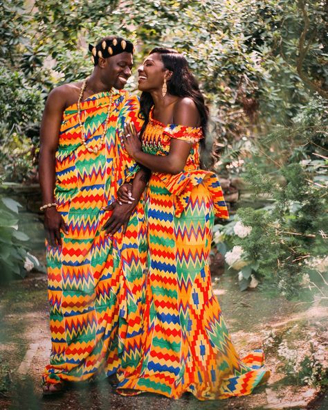 Pistis designed this glowing bride's kente (a patterned fabric made in Ghana) wedding dress. Ghana Wedding Dress, Traditional Ghanaian Wedding, African Wedding Dress Ankara, Ghanaian Engagement, South African Wedding Dress, Ghanaian Traditional Wedding, Ghana Traditional Wedding, Traditional African Wedding, Dresses From Around The World