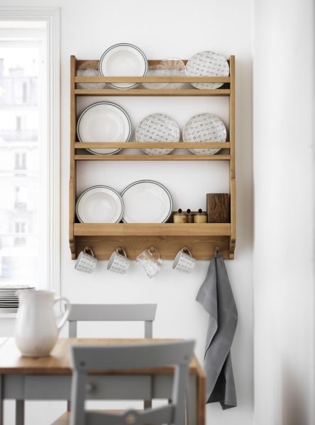 Have an awkward space in your dining room? A small wall can still serve as great display art for your dishware. Change it throughout the season to refresh the look inside as it does outside. Ikea Kitchen Shelves, Kitchen Shelf Unit, Dapur Ikea, Plate Shelves, Ikea Wall, Fa Fal, Plate Racks, Rack Design, Farmhouse Dining Room