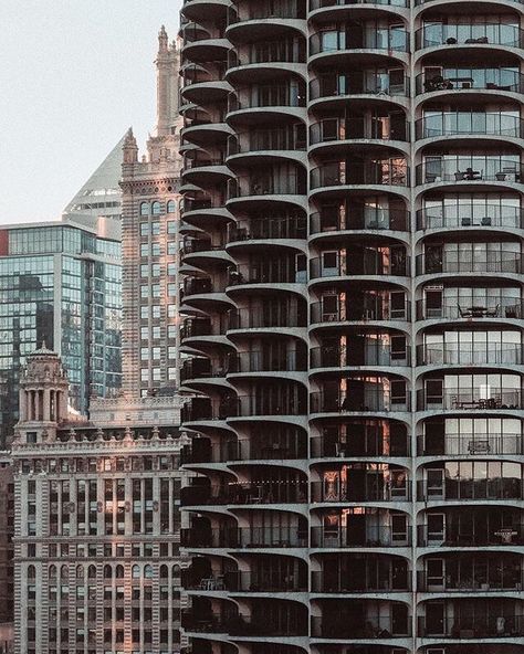 🌆 WeWork views (⊙_⊙) 📸 @toriamia #yankeehotelfoxtrot Chicago Pictures, Sears Tower, Chicago Architecture, Chicago Photography, Chicago City, Iconic Buildings, The Windy City, American Cities, City Photography