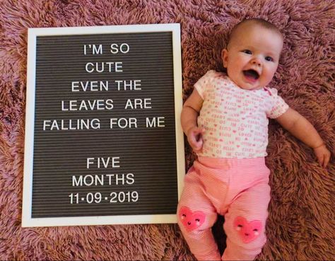 Milestone baby letter board- five months 5 Month Baby, Baby Milestones Pictures, Monthly Baby Pictures, Monthly Pictures, Baby Milestone Photos, Monthly Baby Photos, Milestone Pictures, Baby Photoshoot Boy, Baby Letters