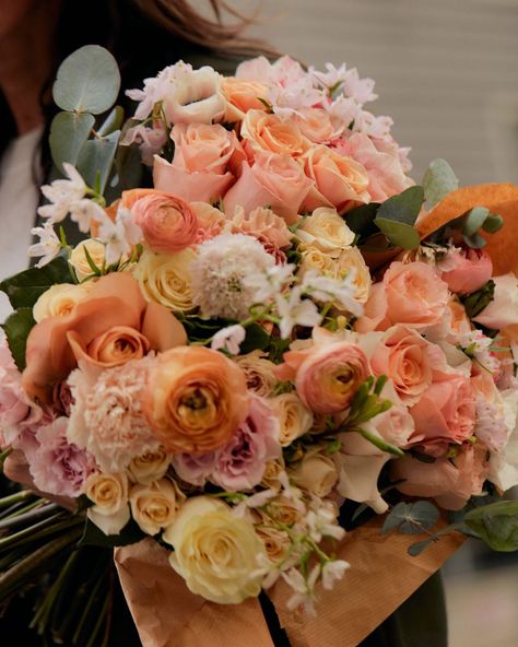 Peach Flowers Arrangements, Small Peach Bouquet, Peach Wedding Theme, Apricot Crush, Pantone 2024, Wedding Peach, Peach Bouquet, Flower Delivery Service, Floral Trends