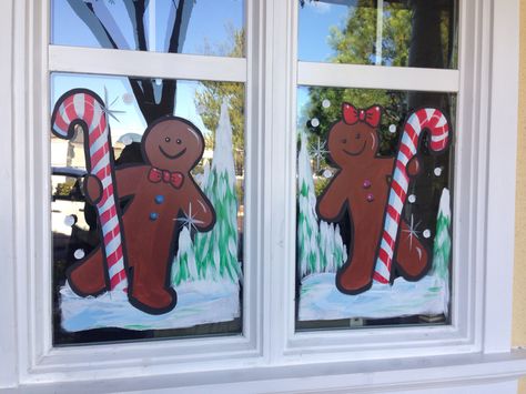 Gingerbread men w/candy canes, Holiday window painting, #pattipaints4u Candyland Window Painting, Window Painting Ideas For Christmas, Candy Cane Window Painting, Window Painting Thanksgiving, Gingerbread Man Window Painting, Reindeer Window Painting, Window Painting Ideas Diy Christmas, Window Christmas Painting Ideas, Christmas Window Painting Ideas Diy