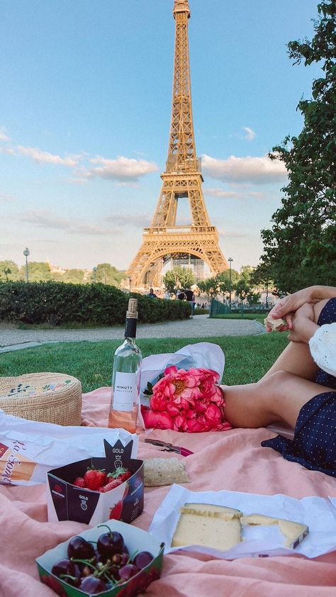 Party In Paris Aesthetic, Paris Birthday Aesthetic, Paris Birthday Photoshoot, Birthday Abroad, Birthday In Paris, Paris Francia, Paris Dream, Paris Birthday, Paris Itinerary