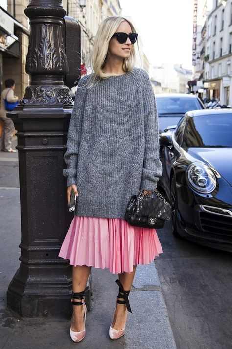 A Blogger Makes A Serious Case For A Pink Pleated Skirt Pink Pleated Midi Skirt, Pink Midi Skirt, Skirt Diy, Pink Pleated Skirt, Oversized Grey Sweater, Looks Street Style, Fashion Blogger Style, Outfit Trends, Modieuze Outfits