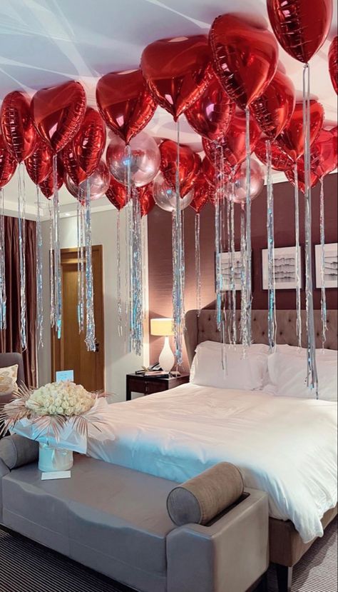 Ceiling Balloon Decor, Balloon Ceiling Decor, Valentine Hotel, Valentines Balloons Decorations, Honeymoon Bedroom, Hotel Room Decoration, Romantic Hotel Rooms, Wedding Night Room Decorations, Romantic Room Surprise