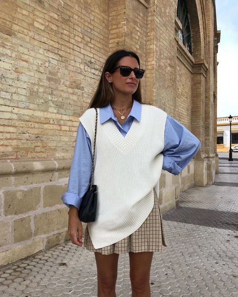 Preppy Style Outfits, Long Knit Vest, Sweater Vest Outfit, Oversized Vest, Estilo Preppy, Preppy Outfit, Vest Outfits, Beauty And Fashion, Inspiration Mode