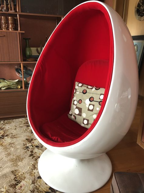 In love with our egg shaped Eero Aarnio "ball chair". makes us want to cozy up & never leave! 70s Egg Chair, Ball Chair Eero Aarnio, Bedroom 70s, Gardens Decor, Hug Machine, Vr Room, Marshmallow Sofa, Egg Shaped Chair, Bowl Chair