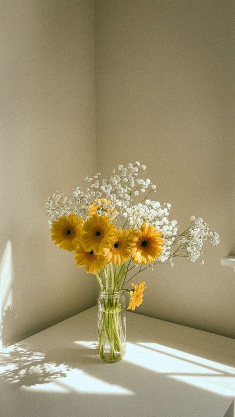 Yellow Flowers Bouquet, Gerbera Flower, Sunflowers And Daisies, Daisy Bouquet, Vintage Flowers Wallpaper, Nothing But Flowers, Home Cafe, Wallpaper Nature Flowers, Flower Therapy