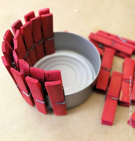 clothespin.ideas-22 Crafts With Clothespins, Clothespin Diy Crafts, Clothespins Diy, Wooden Clothespin Crafts, Clothespin Art, Clothes Pin Wreath, Clothes Pegs, Wooden Clothespins, Tin Can Crafts