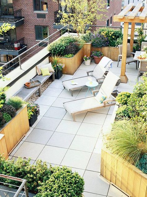 A subtle change in the material -- large, regular pavers merge into a soft border of river rock -- keeps a large expanse of flooring from looking boring. #rooftopideas #rooftoppatio #rooftopgarden #bhg Patio Planter Boxes, Roof Terrace Design, Terrace Garden Ideas, String Garden, Terrace Garden Design, Small Balcony Garden, Rooftop Terrace Design, Rooftop Design, Balkon Design