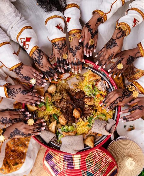 Ethiopian Culture Aesthetic, Habesha Restaurant, Ethiopian Melse, Eritrea Aesthetic, Ethiopian Henna, Habesha Food, Habesha Aesthetic, Ethiopian Aesthetic, Habesha Culture