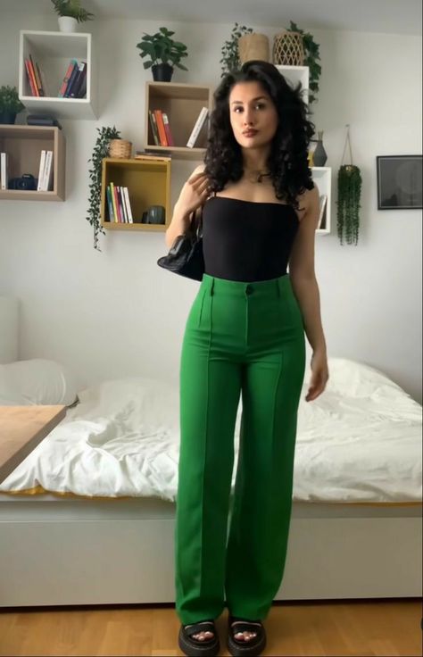 Green Outfits For Women, Green Pants Outfit, Pant Outfits, Legs Outfit, Green Outfits, Summer Pants Outfits, Stylish Work Attire, Senior Picture Outfits, Looks Party