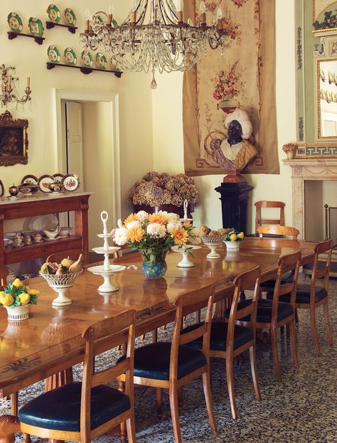 Helmut Berger, Dining Room Library, Antique Dining Room, Farm Cabin, Famous Families, Traditional Chic, Italian Dining Table, Comer See, Luchino Visconti