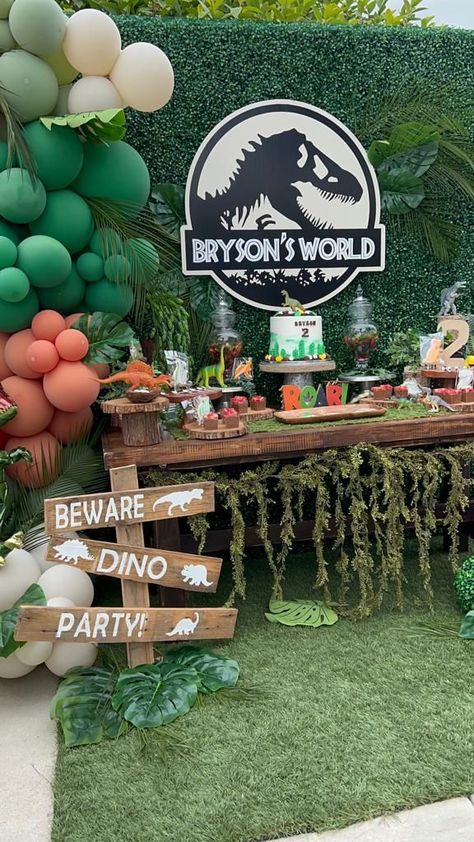 Boy Dinosaur Birthday Party, Fête Jurassic Park, Dinosaur Themed Party, Festa Jurassic Park, Jurassic Park Birthday Party, Dinosaur Birthday Theme, Birthday Party At Park, Jurassic Park Birthday, Birthday Party Boy