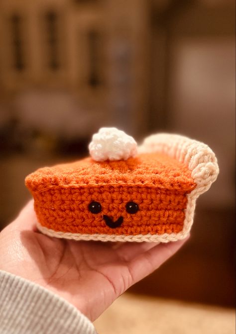 Arigumi Pumpkin Patterns, Fall Crochet Ideas Easy, Crochet Apple Pie, Crochet Fall Market Prep, Pumpkin Spice Crochet, Fall Crochet Animals, Autumn Crochet Projects, October Crochet Ideas, Easy Diy Crochet Projects