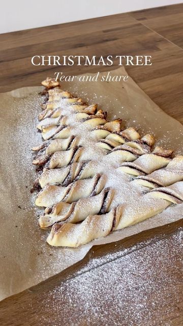 Tear And Share Christmas Tree, Christmas Tree Puff Pastry, Tree Puff Pastry, Cottagecore Food Recipes, Christmas Snacks Easy, Christmas Tree Desserts, Christmas Desserts Party, Easy Party Desserts, Christmas Dessert Table