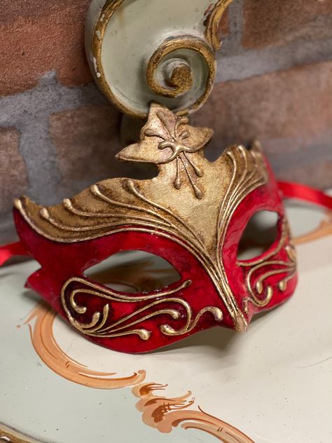 Original Venetian mask in papier-mâché made entirely by hand and decorated by hand with acrylic colors and gold / silver leaf. It can be worn through laces or used as a decoration of the house. Masquerade Mask Aesthetic, Venetian Masks Art, Harlequin Mask, Venetian Masquerade Masks, Dragon Mask, Venetian Masquerade, Venetian Masks, Costume Masks, Venetian Mask