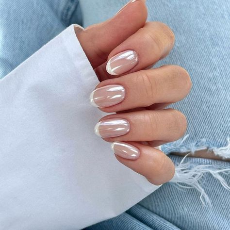 'Rubber base’, el truco viral que hará que tu manicura dure perfecta durante un mes Pink Chrome Nails, Natural Nail Designs, Chrome Nails Designs, Graduation Nails, Nude Nail Designs, Chrome Nail, Pearl Nails, Neutral Nails, Classy Nails