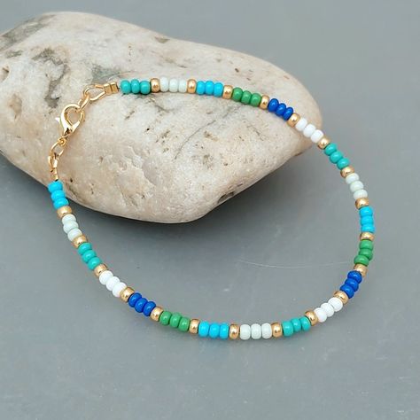 Multicolour Blue Green Seed Bead Bracelet with Gold or Silver Highlights Seed Bead Jewellery, Collar Verde, Tiger Tail, Green Beaded Bracelets, Bead Suppliers, Blue Green Gold, Seed Bead Bracelet, Bead Ideas, Bracelet Ideas