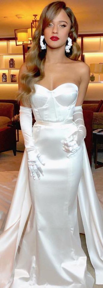 Israeli top celebrity Eden Ben Zaken in custom BERTA for her special day <3 Wedding Dress With Gloves, Satin Mermaid Wedding Dress, Wedding Dresses Mermaid Sweetheart, Dress With Gloves, White Prom, Pnina Tornai, Wedding Dress Guide, Mermaid Wedding Dresses, White Prom Dress