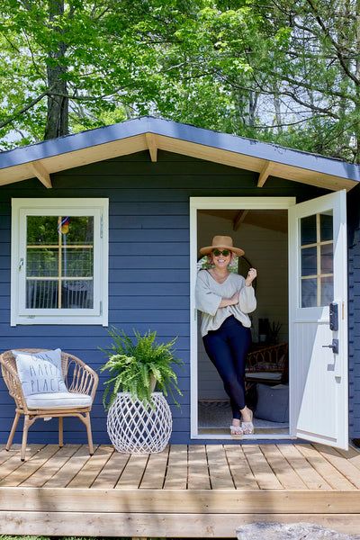 Tiny Pool House, Small Beach House Interior, Tiny Backyard House, Guest House Shed, Shed Guest House, Small Summer House, Tiny Home Living, Tiny Beach House, Guest House Small