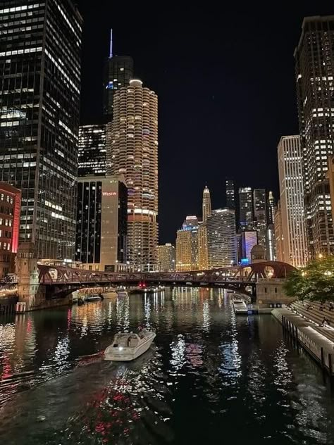 Chicago Downtown Night, Downtown Night, Chicago Nightlife, Chicago Imagists, City Life Pictures, Chicago Downtown, Chicago Aesthetic, Chicago Style Pizza, Chicago At Night