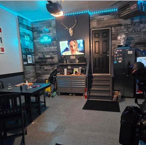 Multi Purpose Garage Ideas, Garage Mancave Ideas, Garage Entertaining Space, Garage Makeover On A Budget, Man Cave Ideas Garage, Garage Bloxburg, Garage Hangout, Mechanic Shop Decor, Cool Garages