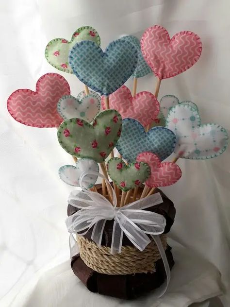 100+ Super Romantic Valentines Decorations on a Budget - HubPages Ways To Decorate Easter Eggs, Felt Hearts Crafts, Decorate Easter Eggs, Decorations On A Budget, Brick Fireplaces, Diy Valentines Day Wreath, Colored Eggs, Diy Valentine's Day Decorations, Rustic Valentine