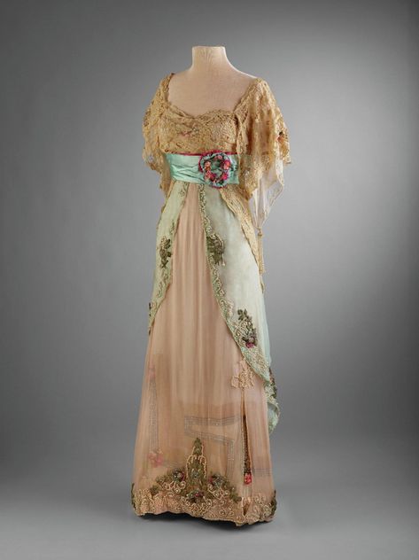 WikiVictorian on Twitter: "Evening dress, 1911-13. Hillwood Museum.… " Fashion 1910-1920, Edwardian Gowns, Fashion 1910, 1910s Fashion, Edwardian Dress, Old Dresses, Antique Dress, Vintage Gowns, Old Fashion