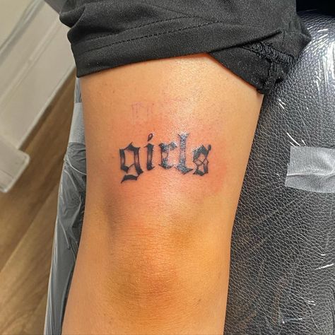 Subtle Sapphic Tattoos, Bisexual Tattoos For Women, Masc Tattoos For Women, Gay Tattoo For Women, Lgbtq Tattoos Ideas, Lgbt Tattoo Ideas, Bisexual Tattoo Ideas, Lesbian Tattoo Ideas Design, Lgbtq Tattoos