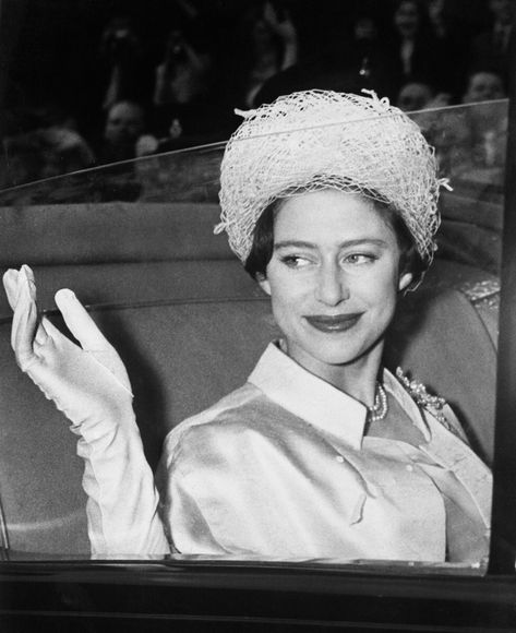 1960 Newlywed Princess Margaret waves to the crowd as she rides off with her new hubby Anthony Armstrong-Jones for their honeymoon. Queen's Corgis, Prinses Margaret, Ratu Elizabeth, Britania Raya, Princesa Margaret, Princesa Elizabeth, Margaret Rose, Princesa Real, 얼굴 드로잉