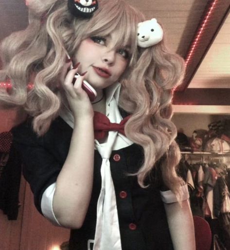 Woah Rue actually post pictures!? Junko photos I took last weekend 😋 #junko #junkocosplay #junkoenoshima #junkoenoshimacosplay #junkoenoshimacosplayer #danganronpa #danganronpacosplay #danganronpav3 #danganronpav2 #danganronpatriggerhappyhavoc #danganronpagoodbyedespair #danganronpav3killingharmony #cosplay #cosplayer #_raccoon_cos_ Danganropa Cosplays, Twin Poses, Junko Cosplay, Junko Enoshima Cosplay, Bad Cosplay, Selfie Board, Dream Cosplay, Danganronpa Cosplay, Twins Posing