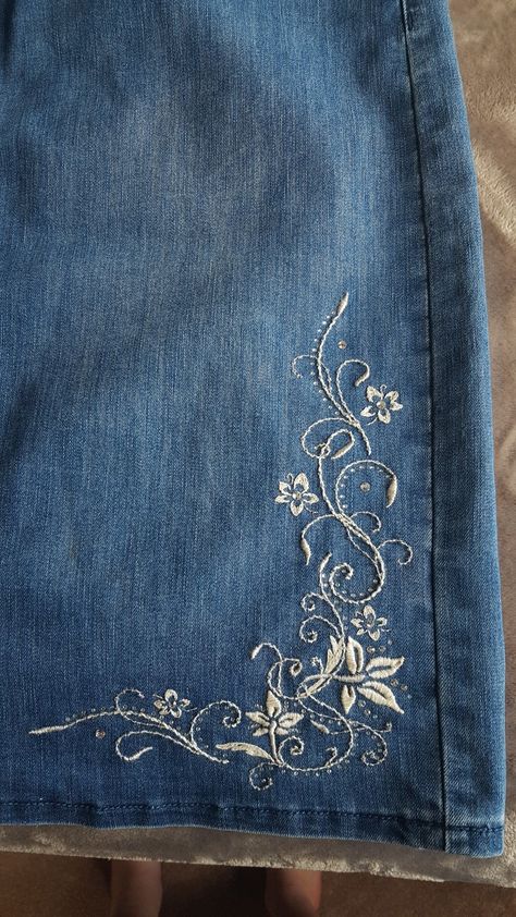 Jeans Pattern, Clothes Embroidery Diy, Estilo Hippie, Embroidery On Clothes, Cute Embroidery, 자수 디자인, Stil Inspiration, Embroidered Clothes, Embroidery Inspiration