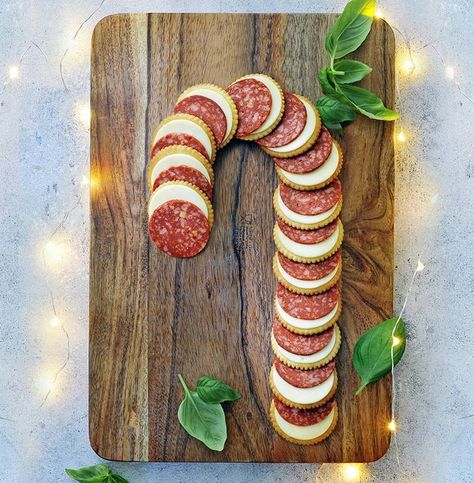 Pepperoni and Cheese "Candy Cane” Pepperoni Appetizers, Canes Food, Pepperoni And Cheese, Christmas Appetizers Easy, Cracker Candy, Christmas Appetizer, Favorite Christmas Recipes, Christmas Cheese, Festive Appetizers