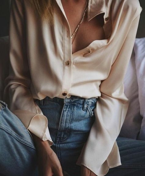 Cream Silk Blouse, Mode Tips, Girl Jeans, Athleisure Trend, Denim Blouse, Jeans Fashion, Mode Inspo, Outfit Style, Mode Inspiration