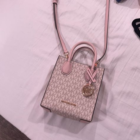 Pink Cross Body Bag, Cute Small Bags, Marc Jacobs Snapshot Bag, Snapshot Bag, Pandora Bracelet Charms Ideas, Amazon Items, Michael Kors Clutch, Pink Cross, Mk Purse