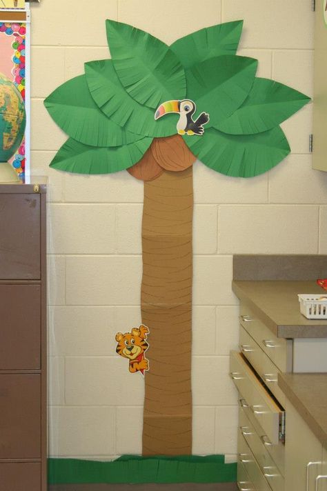 Palm tree for Maggies Jungle classroom. Safari Theme Classroom, Preschool Jungle, Paper Palm Tree, Jungle Classroom, Jungle Crafts, Random Animals, Jungle Theme Classroom, Rainforest Theme, Jungle Decorations