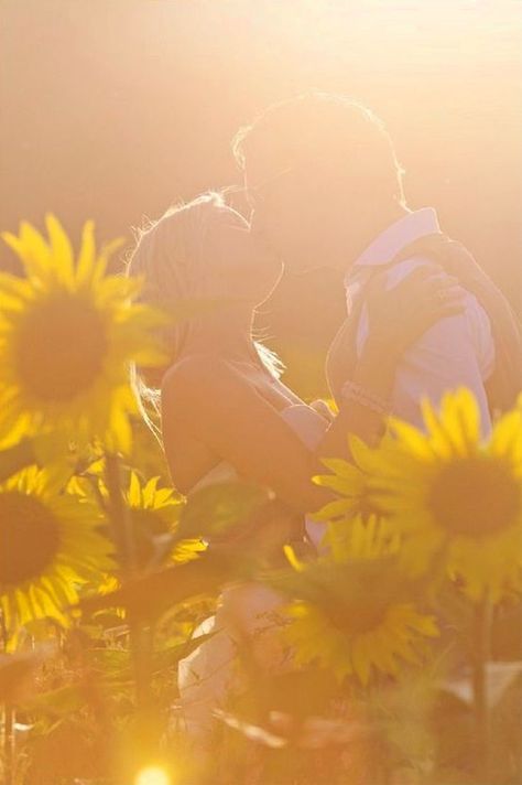 Couples Dancing, France Chateau, Field Engagement Photos, Sunflower Photography, Engagement Pic, Sunflower Photo, Sunflower Field, Photographs Ideas, Engagement Photo Poses