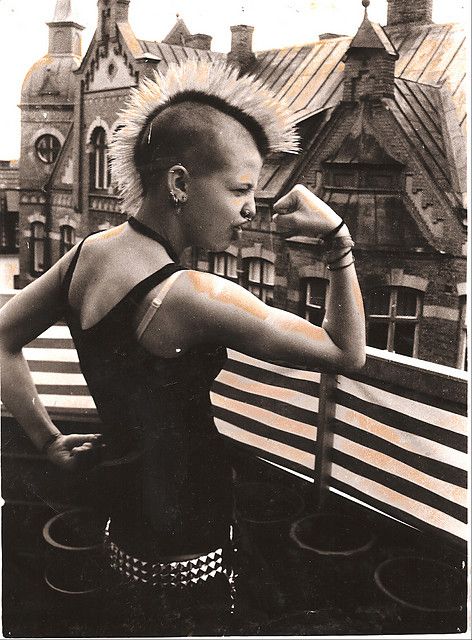 Female punk showing her guns,  mohawk, rooftops Punk Mohawk, Punk Rock Girls, Punk Rock Girl, Chica Punk, Cultura Punk, Estilo Punk Rock, Scene Girl, Punk Culture, Mode Punk